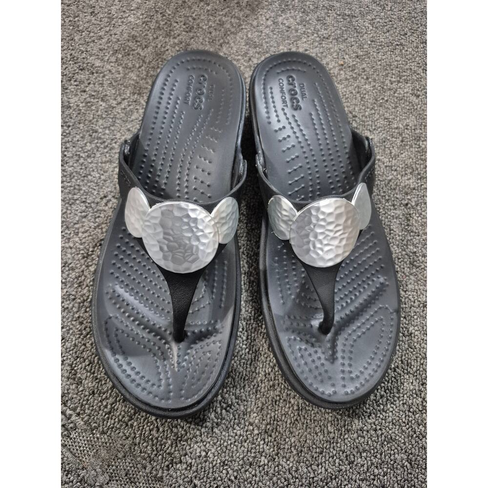 Crocs Dual Comfort Black Thong Sandals Silver Hammered Medallion Women's W8 - Picture 2 of 5